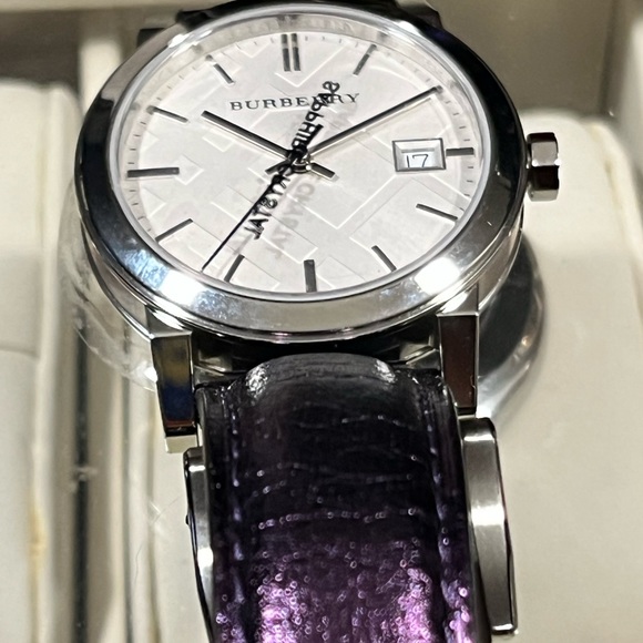 BURBERRY PRE-LOVED AUTHENTIC PURPLE METALLIC GENUINE LEATHER DESIGNER WATCH - Picture 4 of 17